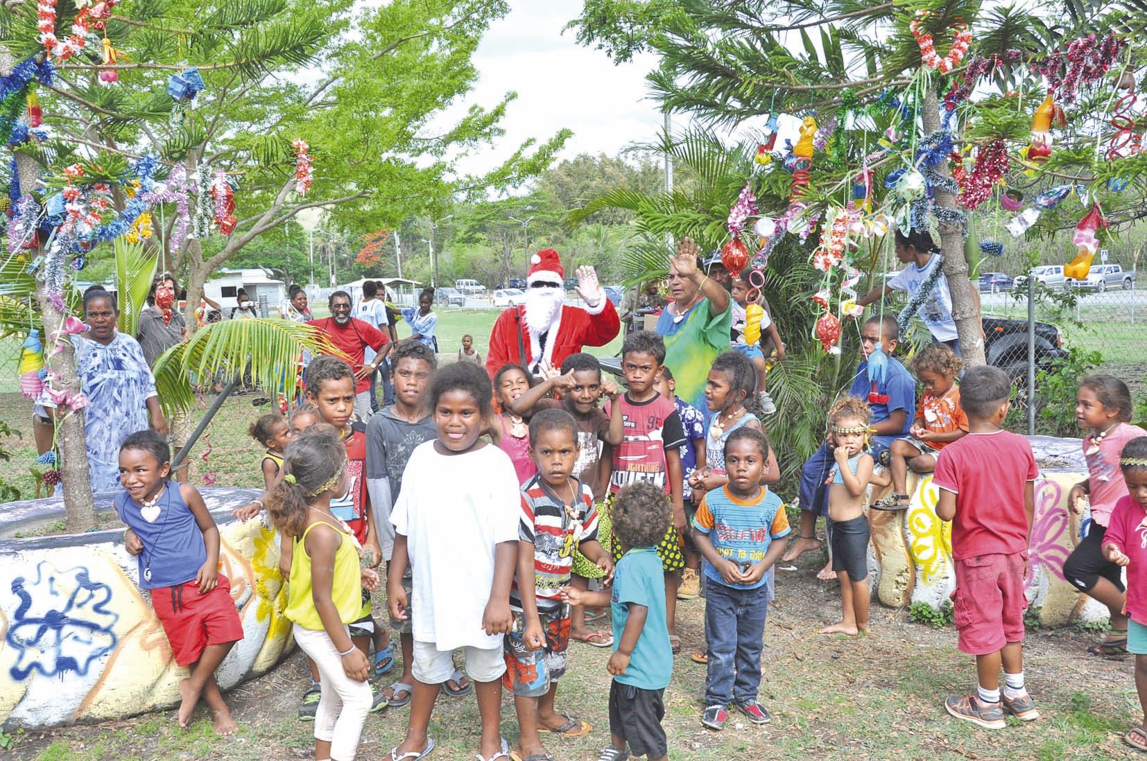 La journée a été clôturée par l’arrivée du père Noël, la distribution des cadeaux  et le partage d’un goûter entre les enfants et leurs parents.