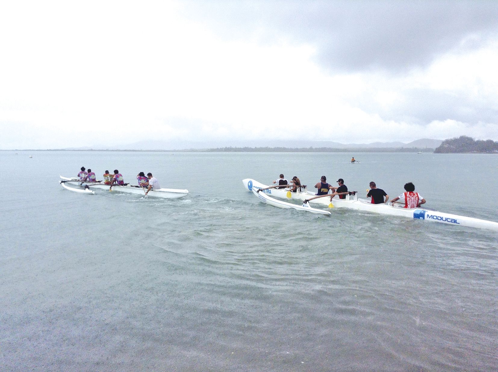 Après la célébration de l’office religieux, les pompiers se sont rendus en petites foulées à la base nautique de Pandop pour une épreuve chronométrée de va’a. Deux V6 étaient en tête-à-tête sur un parcours d’environ un kilomètre.
