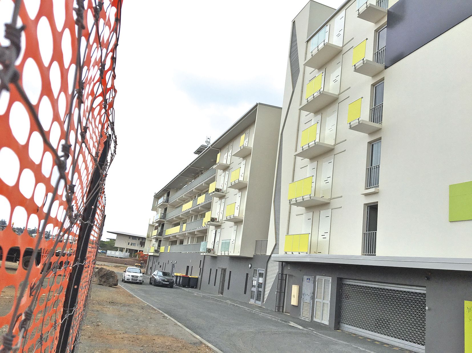 À Dumbéa, au centre urbain, les immeubles ne dépassent pas pour le moment les six étages. Deux tours étaient prévues dans le projet de centre-ville, de part et d’autre de l’avenue Paul-Emile-Victor. Il n’en restera peut-être plus qu’une, aux côtés des imm