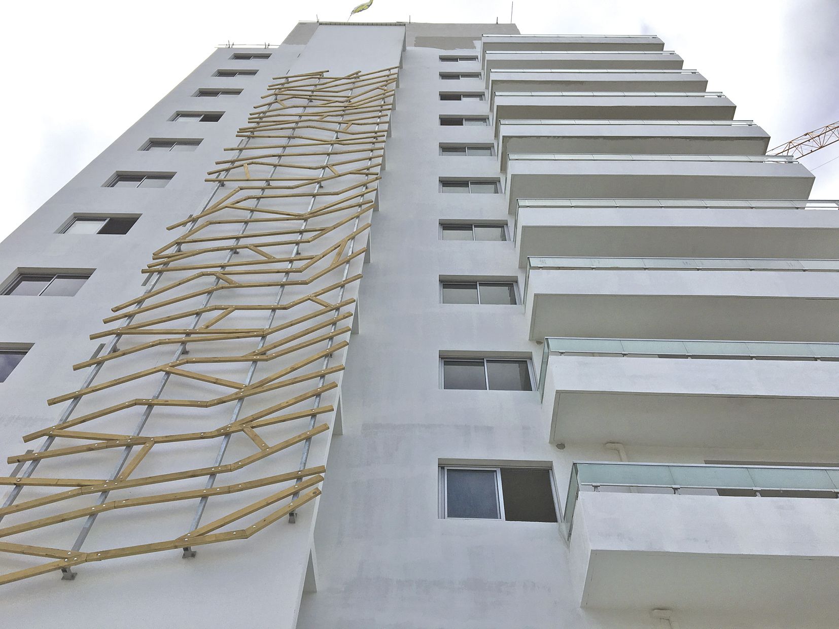 Le Colonnaire est un chantier d’un promoteur privé sur la marina de Boulari, au Mont-Dore. L’immeuble prévoit douze étages. Une tour jumelle est au programme, ainsi qu’un immeuble de 18 étages.