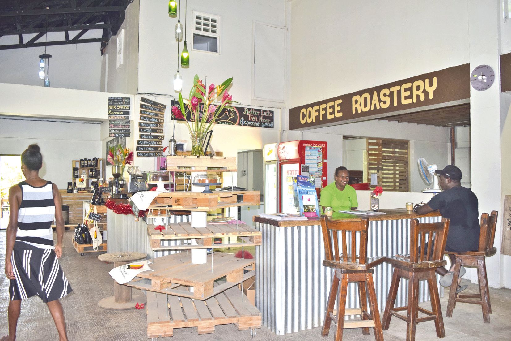 Sur la route de Mélé, Tanna Coffee permet de déguster des  préparations de « barista » : cappuccino, latte, expresso…