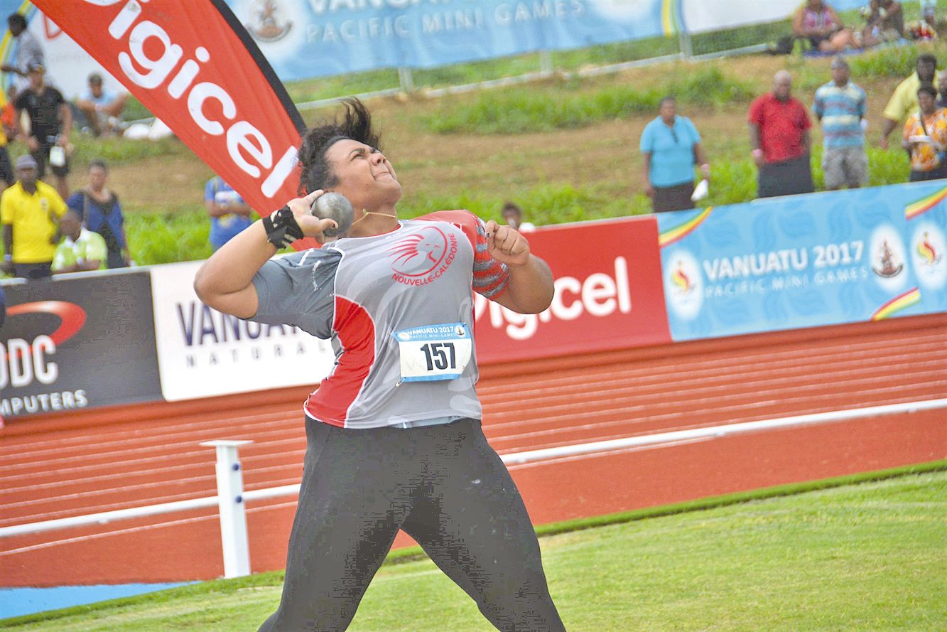 Avec un jet à 14,53 mètres, Ashley Bologna remporte la médaille d’argent lors du lancer de poids.