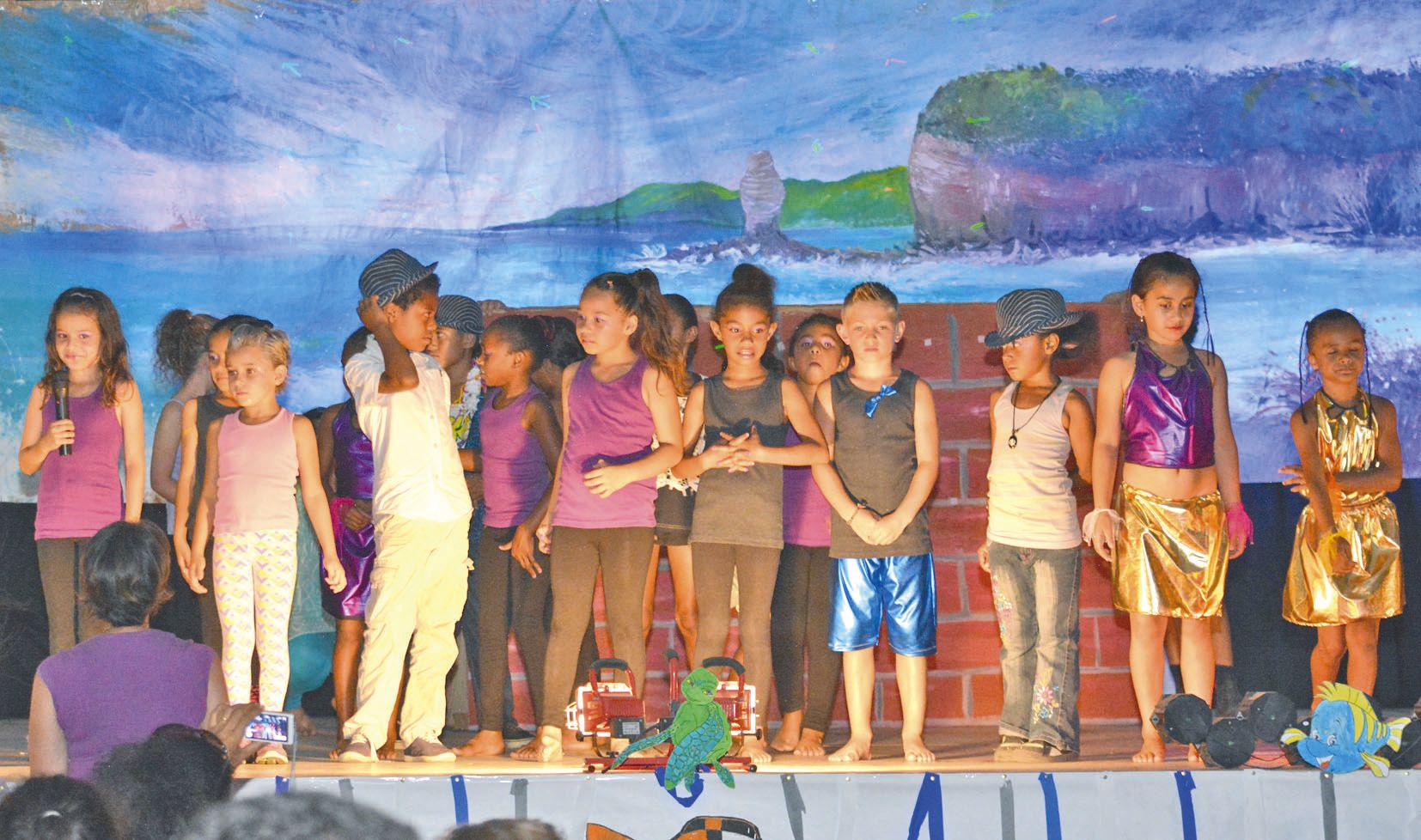 Dans une salle polyvalente pleine à craquer, ce sont les élèves de CE1 qui ont eu, jeudi soir, le privilège d’ouvrir les festivités en interprétant la chanson On écrit sur les murs.
