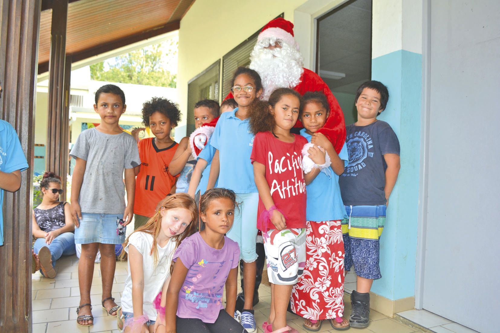 Les festivités se sont achevées avec l’arrivée surprise du père Noël. Avant d’aller rendre visite aux plus petits, il a fait une halte chez les plus grands.
