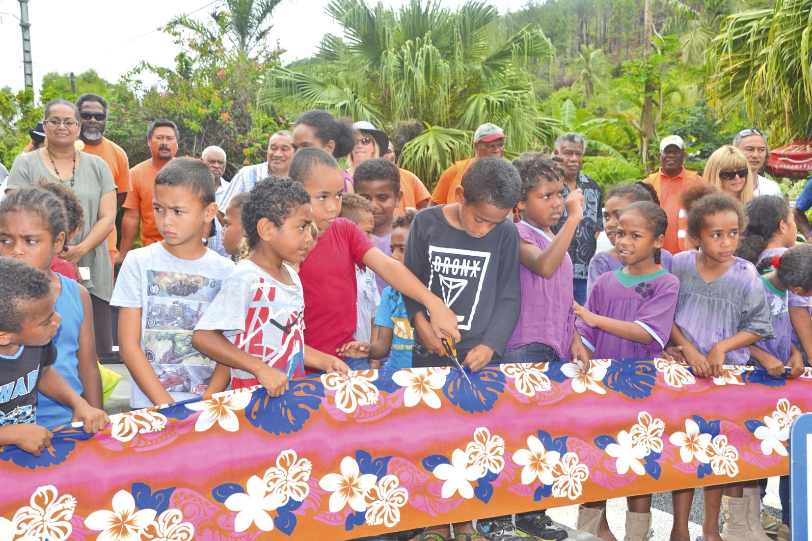 Les élèves qui ont travaillé sur les panneaux pédagogiques ont eu l’honneur de déclarer ouverte la « nouvelle route » en coupant le manou.
