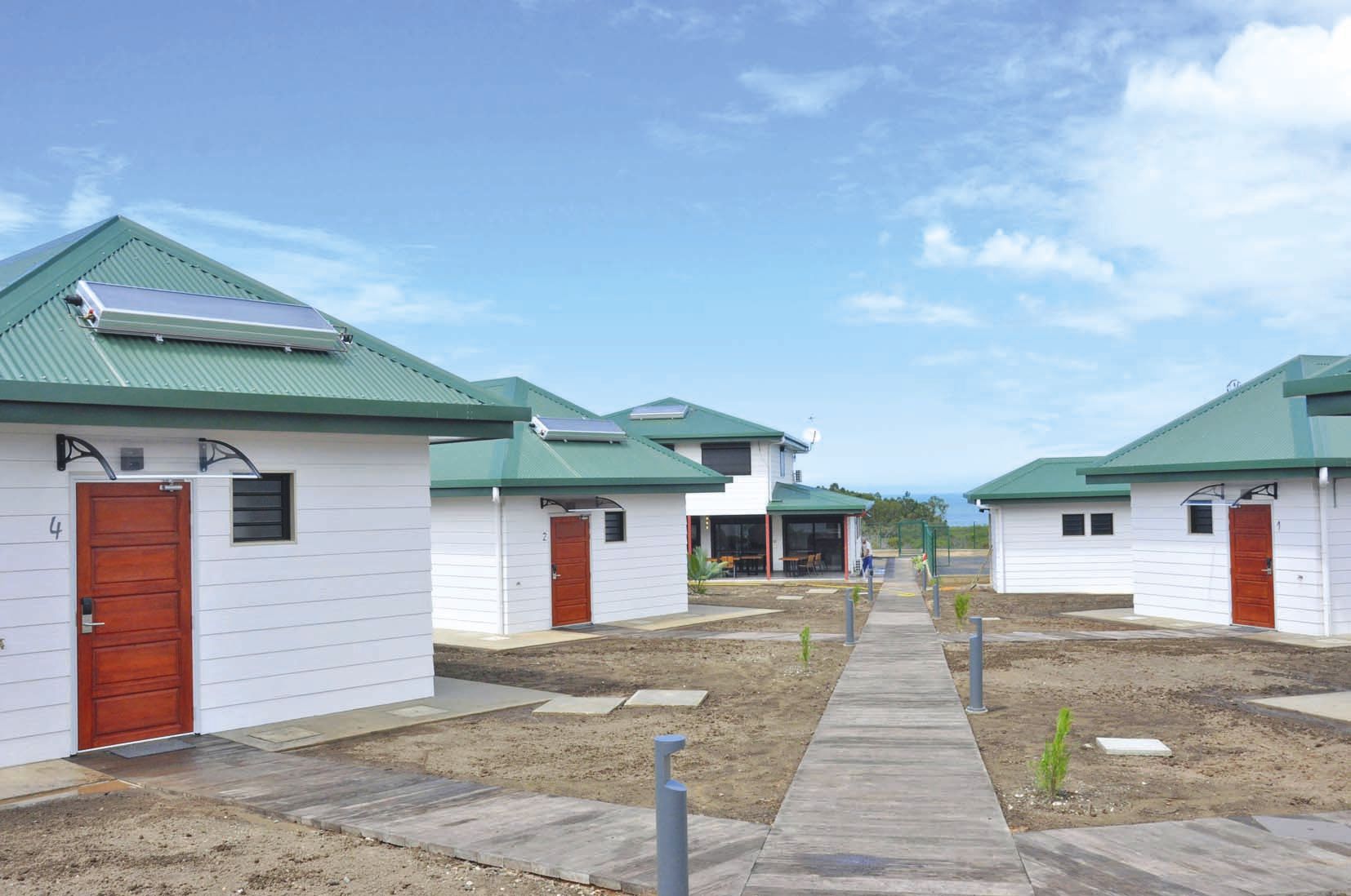 Le Karem Bay Bed & Breakfast comprend vingt-six  bungalows dont cinq doubles, tous avec vue sur le lagon.