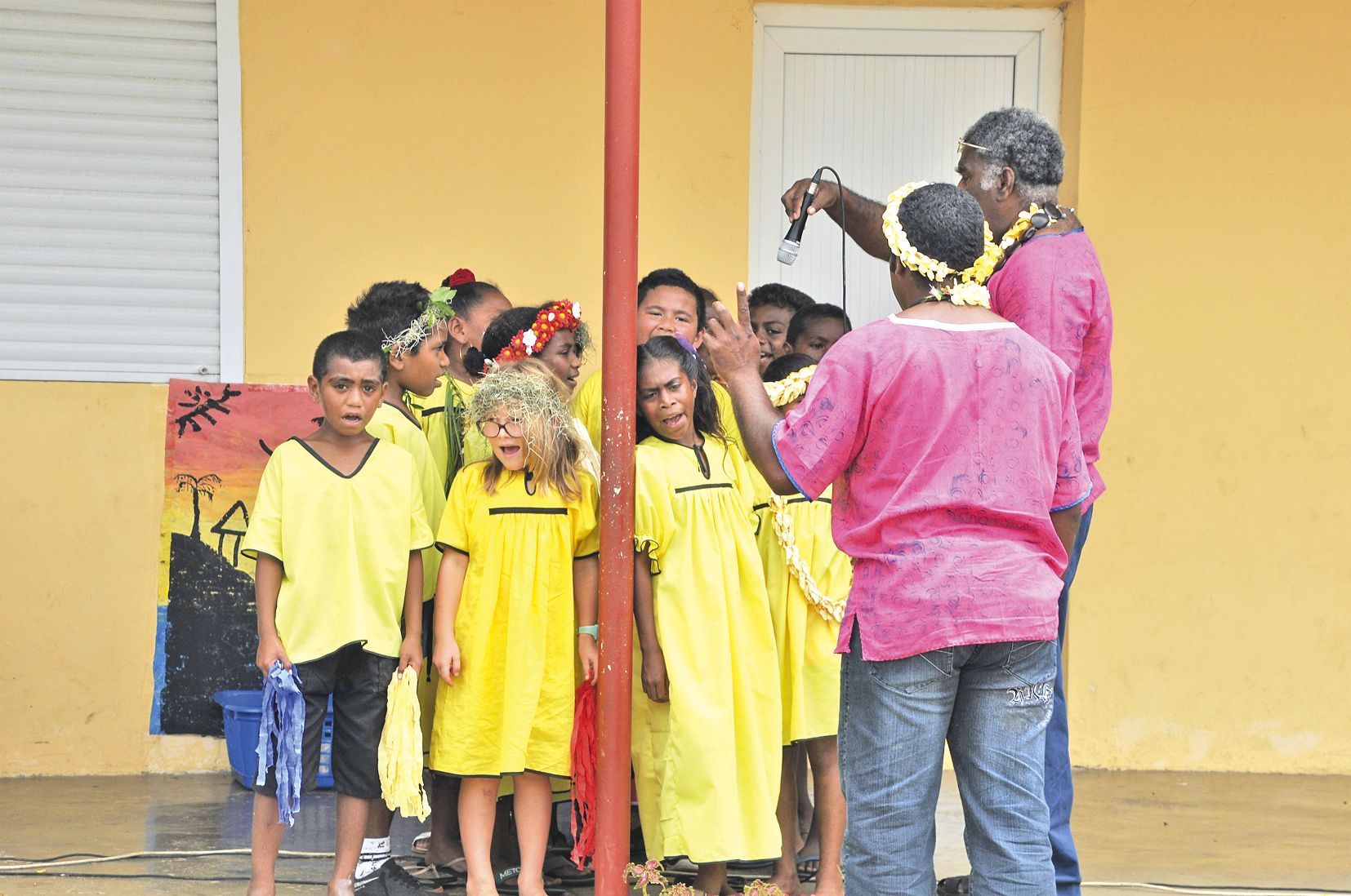 C’est le jaune du soleil estival qu’ont choisi les élèves de l’école primaire de Tadine. Ici, les CE2 entonnent l’hymne et d’autres chants traditionnels nengone guidés par « Monsieur Wakota ».