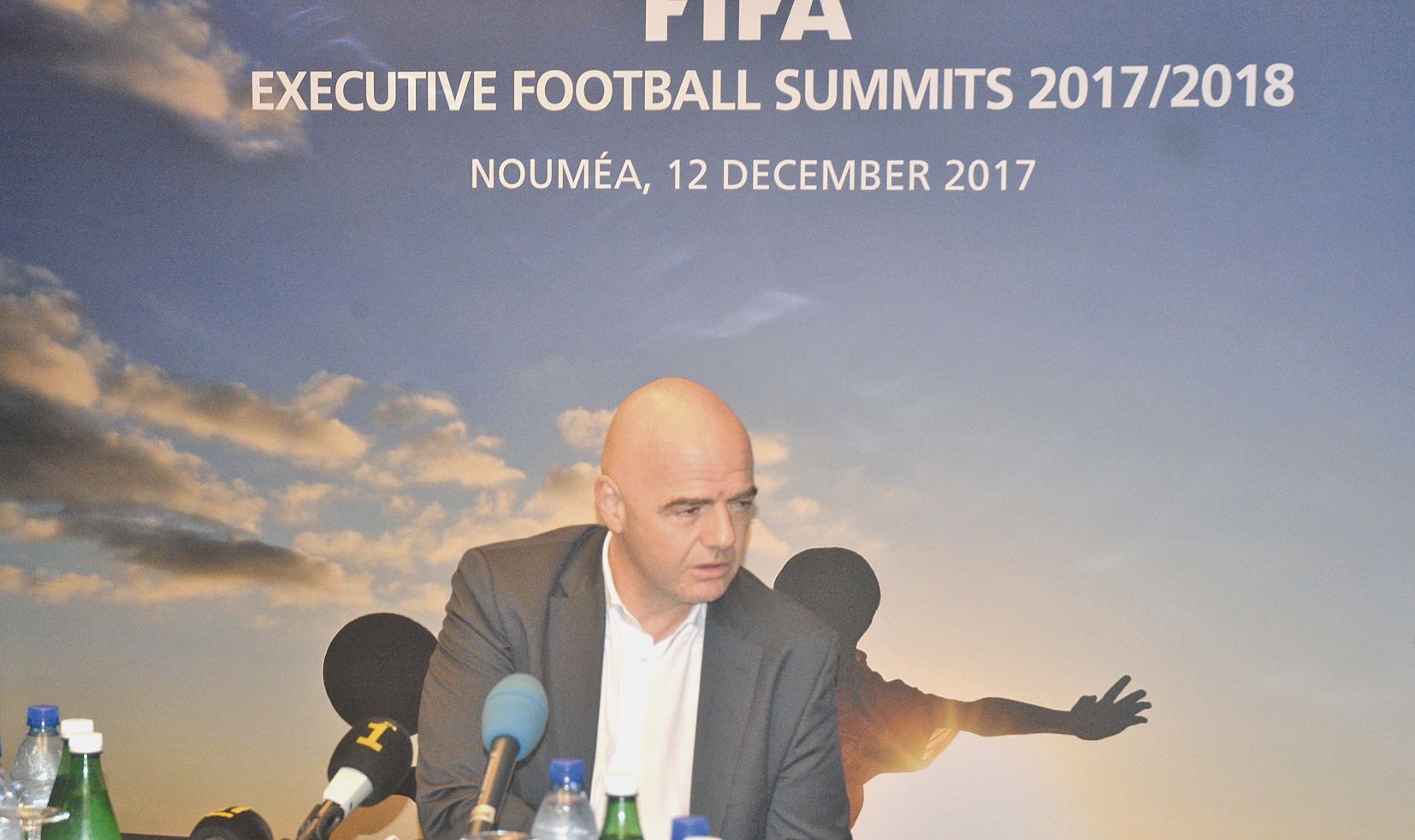 Gianni Infantino, le président de la Fédération internationale de football association (FIFA), lors de sa conférence de presse donnée mardi soir dans un grand hôtel de Nouméa.