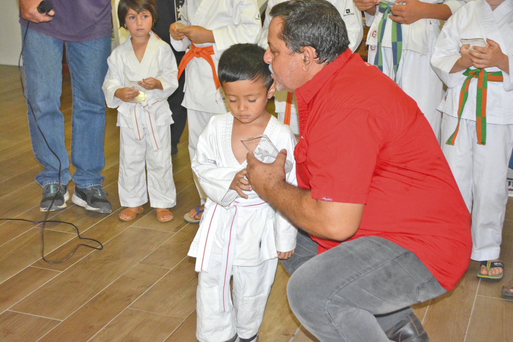 Deux enfants, de trois  et quatre ans du club  de karaté, ont été félicités.