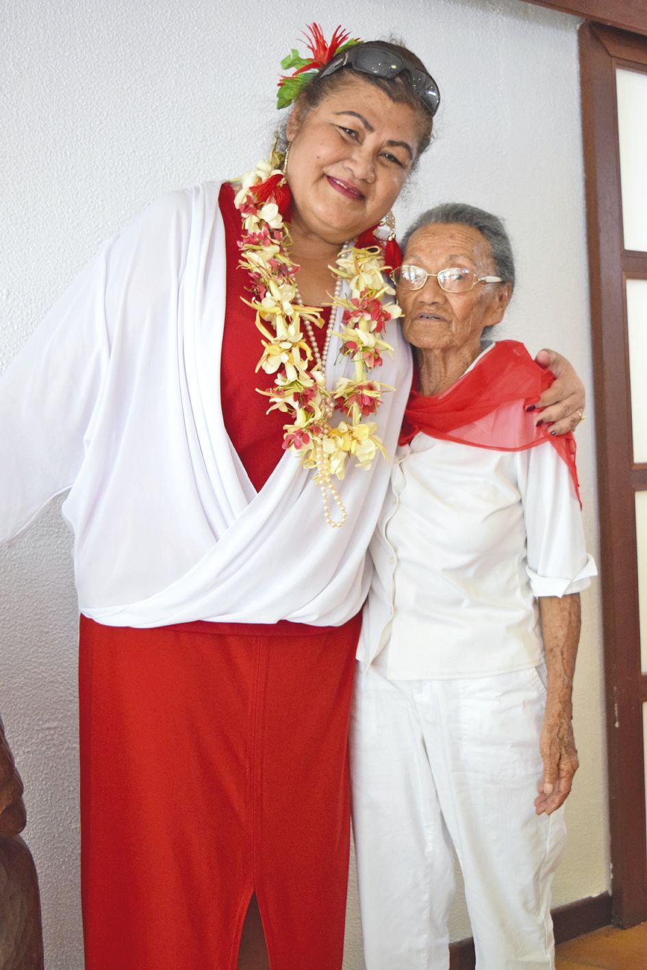 Yvonne, directrice du CCAS de Dumbéa, tient dans ses bras Anaïs, doyenne de cette journée d’hier, du haut de ses 89 ans, « 90 en avril ! », a insisté la dame. Cette métisse kanak et japonaise est toujours prompte à lancer une bonne blague et à pousser la 