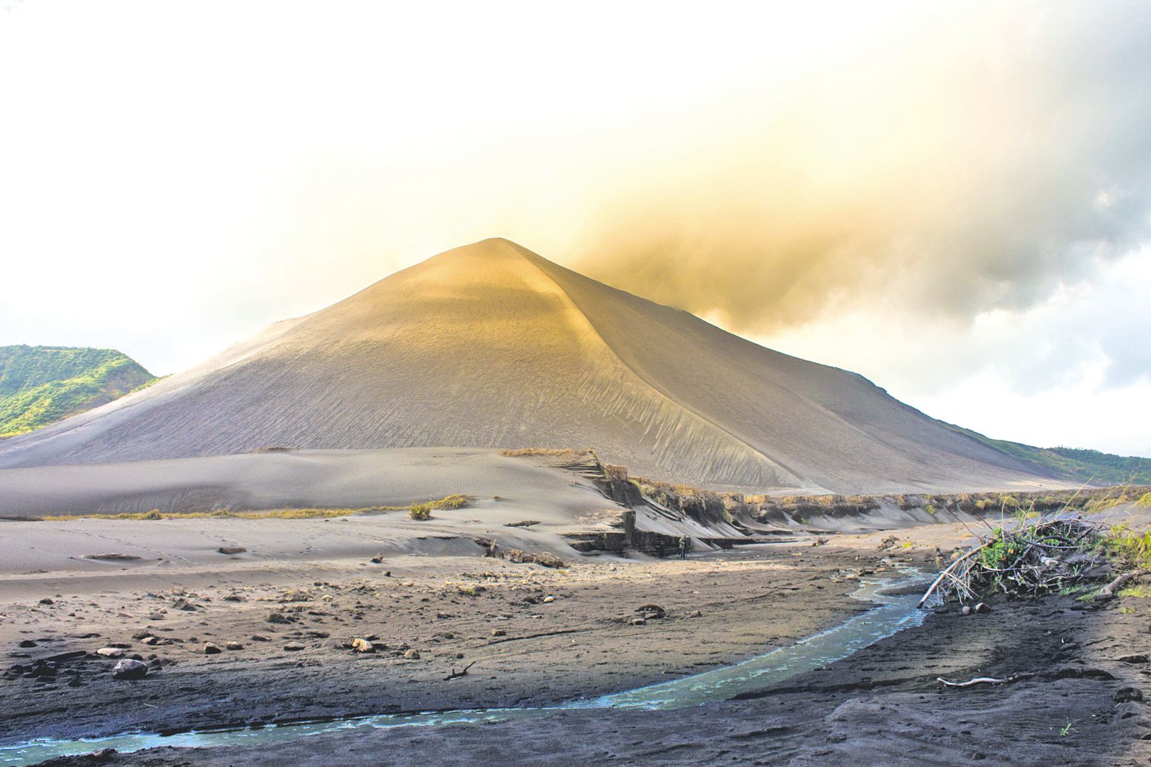 Le soir, le volcan de Tanna offre un spectacle extraordinaire où l’on voit les explosions de lave se fondre dans l’obscurité.