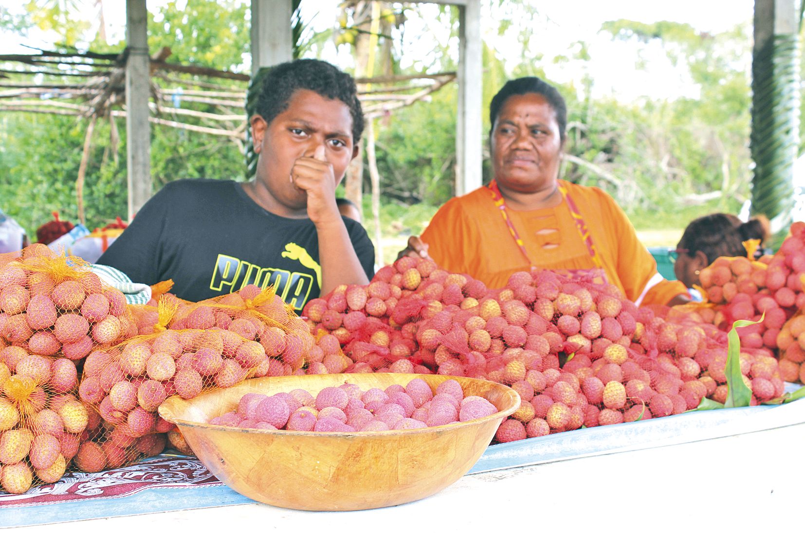 Devant les stands, chaque producteur a placé des corbeilles afin de permettre aux clients de goûter leurs précieux fruits.