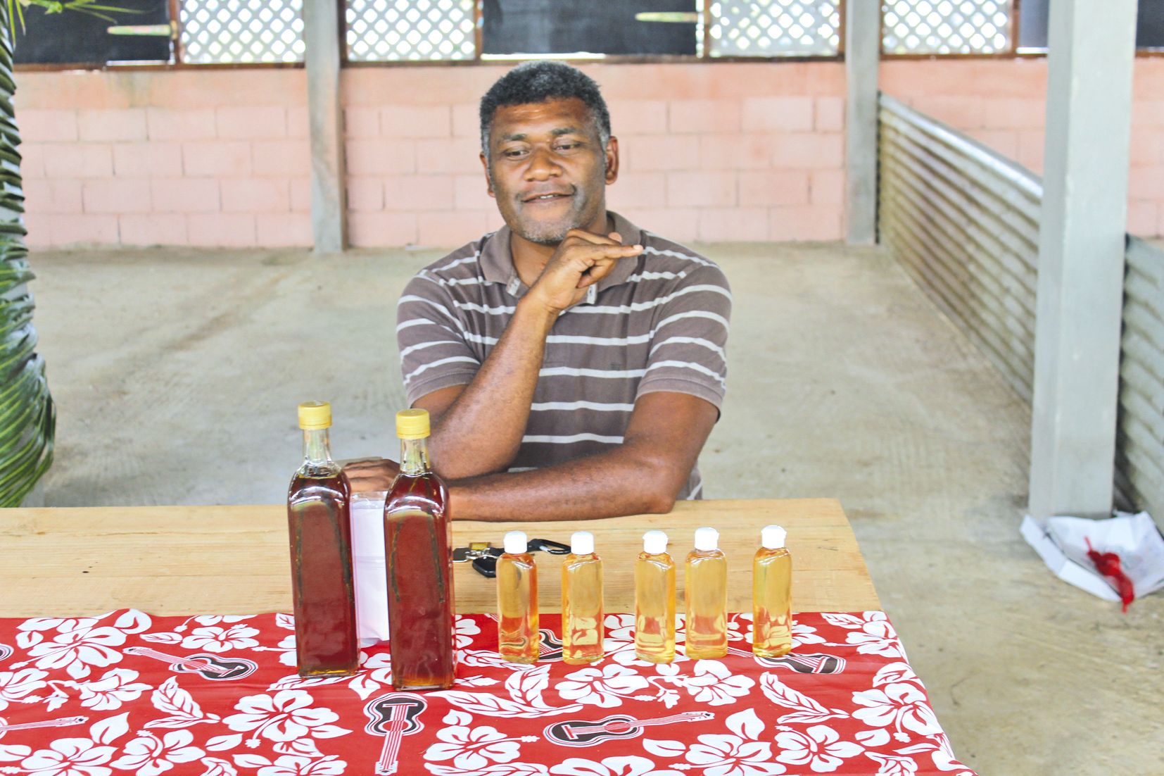 Le responsable de l’UCPA (Unité de conditionnement des  produits agricoles) a présenté plusieurs produits du terroir.  Il envisage d’aller vendre prochainement ces letchis à Nouméa.