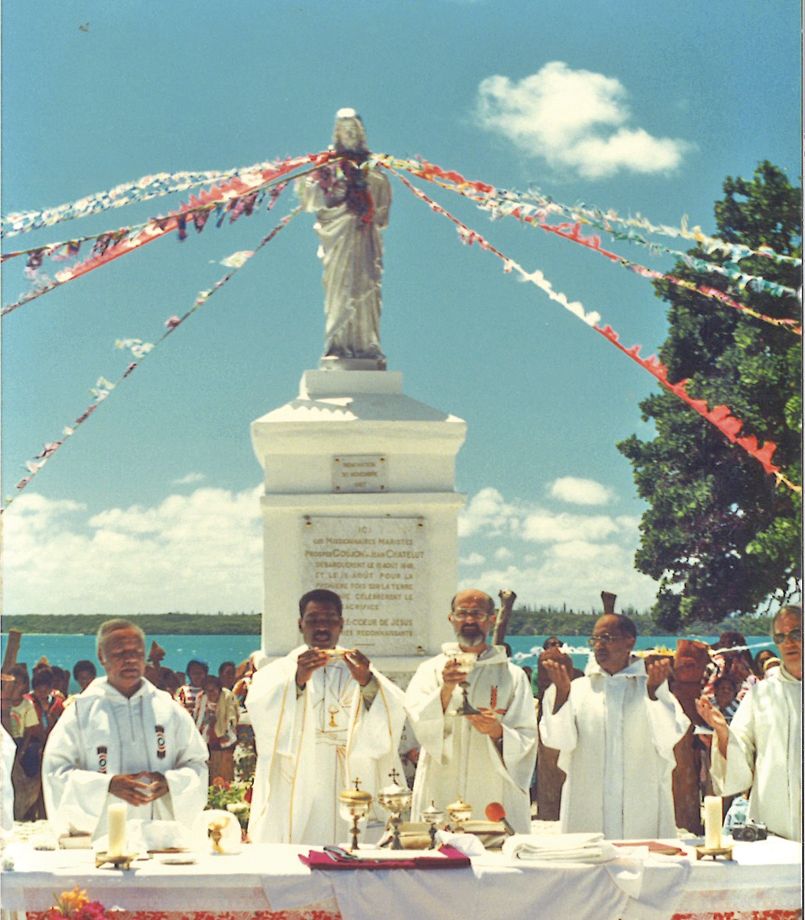 Le vendredi 18 décembre 1987, Roch Apikaoua est ordonné prêtre en l’église de Vao, à l’île des Pins. Trente ans plus tard, les Kunié, fiers de l’enfant du pays, consacrent quatre jours de fête à cet anniversaire.
