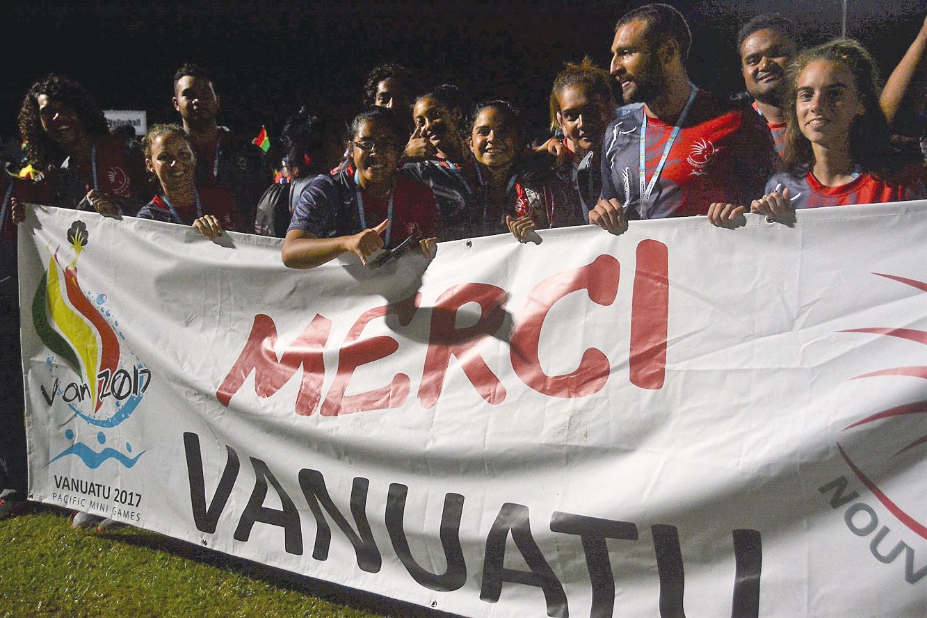 Les athlètes de la délégation calédonienne ont tenu à remercier le Vanuatu pour les deux semaines qu’ils ont vécues. Ils sont venus à la cérémonie avec une grande banderole.