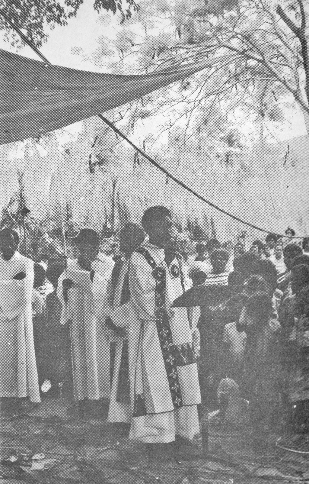 Le 15 décembre 1985, à la sortie du séminaire, Roch Apikaoua devient diacre sous le banian de Mahamate, à Pouébo.