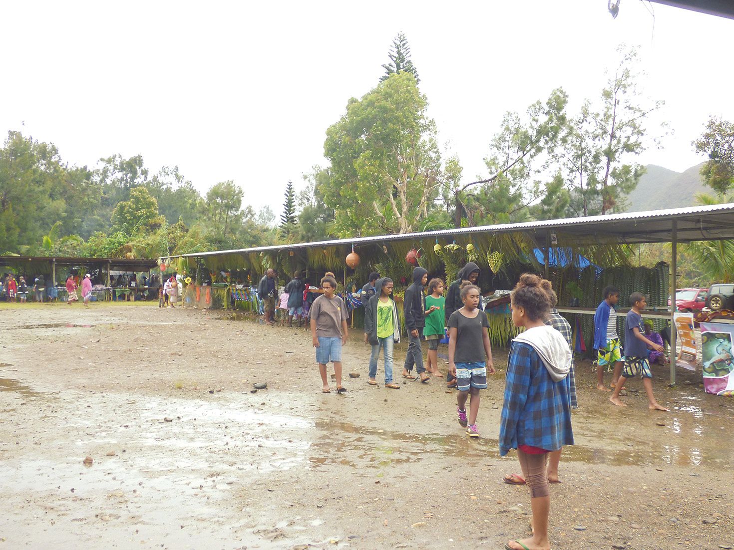 Malgré une météo peu clémente, la fréquentation a été bonne à Borendy. Seuls les enfants ont continué à jouer et à courir partout pendant que la pluie douchait le site de Néfacia.