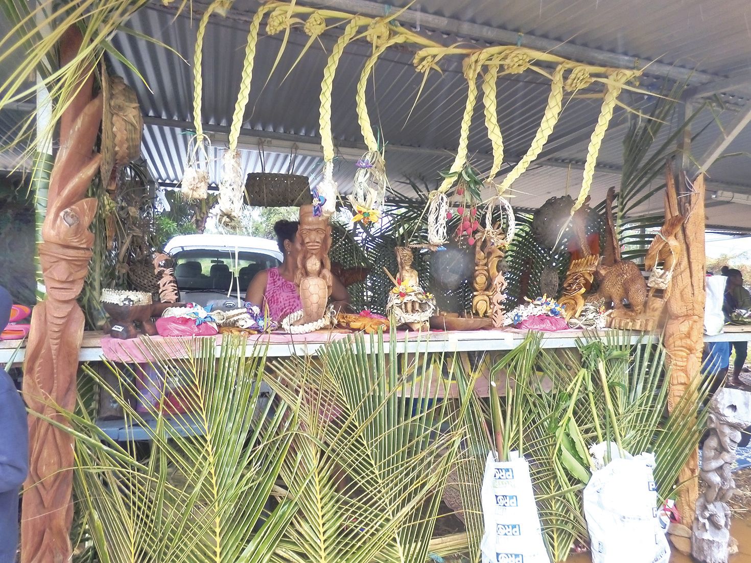 Entre les stands de produits de la mer et de vivriers, des stands de réalisations artisanales que les visiteurs ont parcouru après avoir bu un café pour se réchauffer.