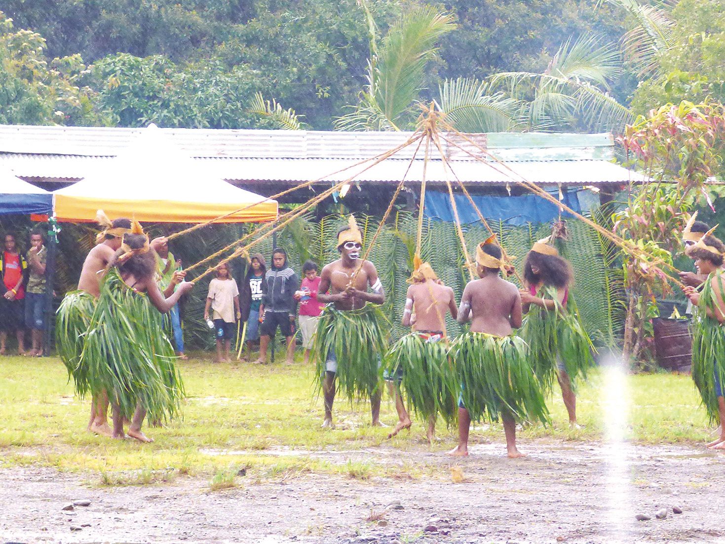 Seules deux troupes de danse se sont produites : celle de Yaté (photo) et celle de Canala. Les autres en ont été  empêchées par la pluie, tout comme les musiciens, pour cause de scène rendue glissante.