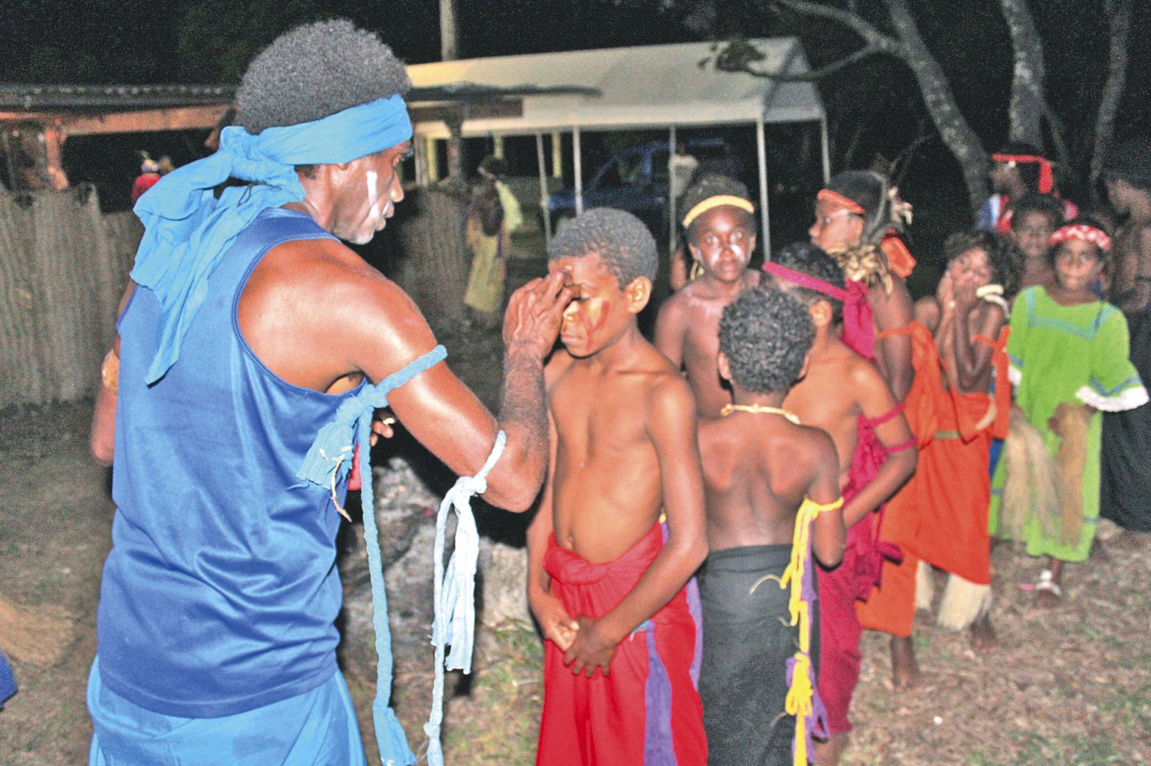Dans la pénombre, le responsable de l’école de danse de Wetr prépare les petits danseurs.