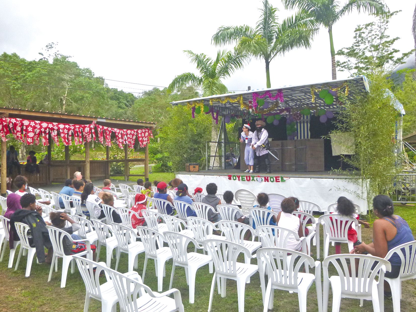 La commune a mis disposition un bus qui est passé dans les différentes tribus afin de récupérer le public. En milieu d’après-midi, les animations se sont succédé avec un atelier  maquillage durant deux heures pour les petits loups, un spectacle « Pichatru