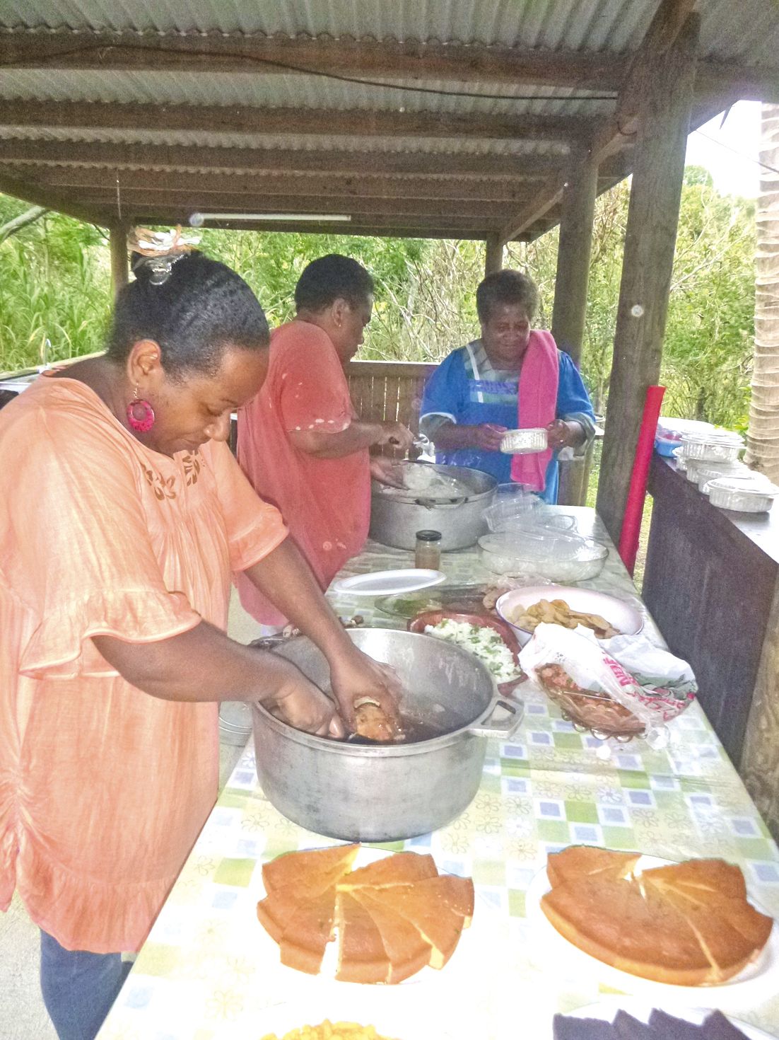 Andréa, Sonia et Alice se sont activées pour dispatcher les barquettes du repas partage.