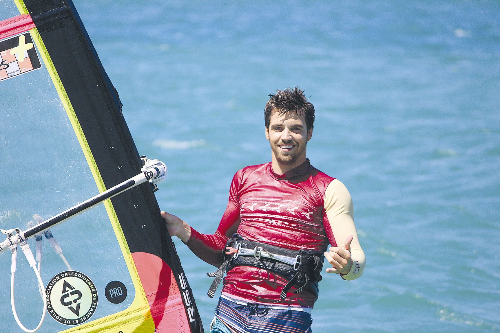 Si Antoine Albert s’est spécialisé en freestyle, il aime aussi faire du windsurf dans les vagues quand il en a l’occasion.