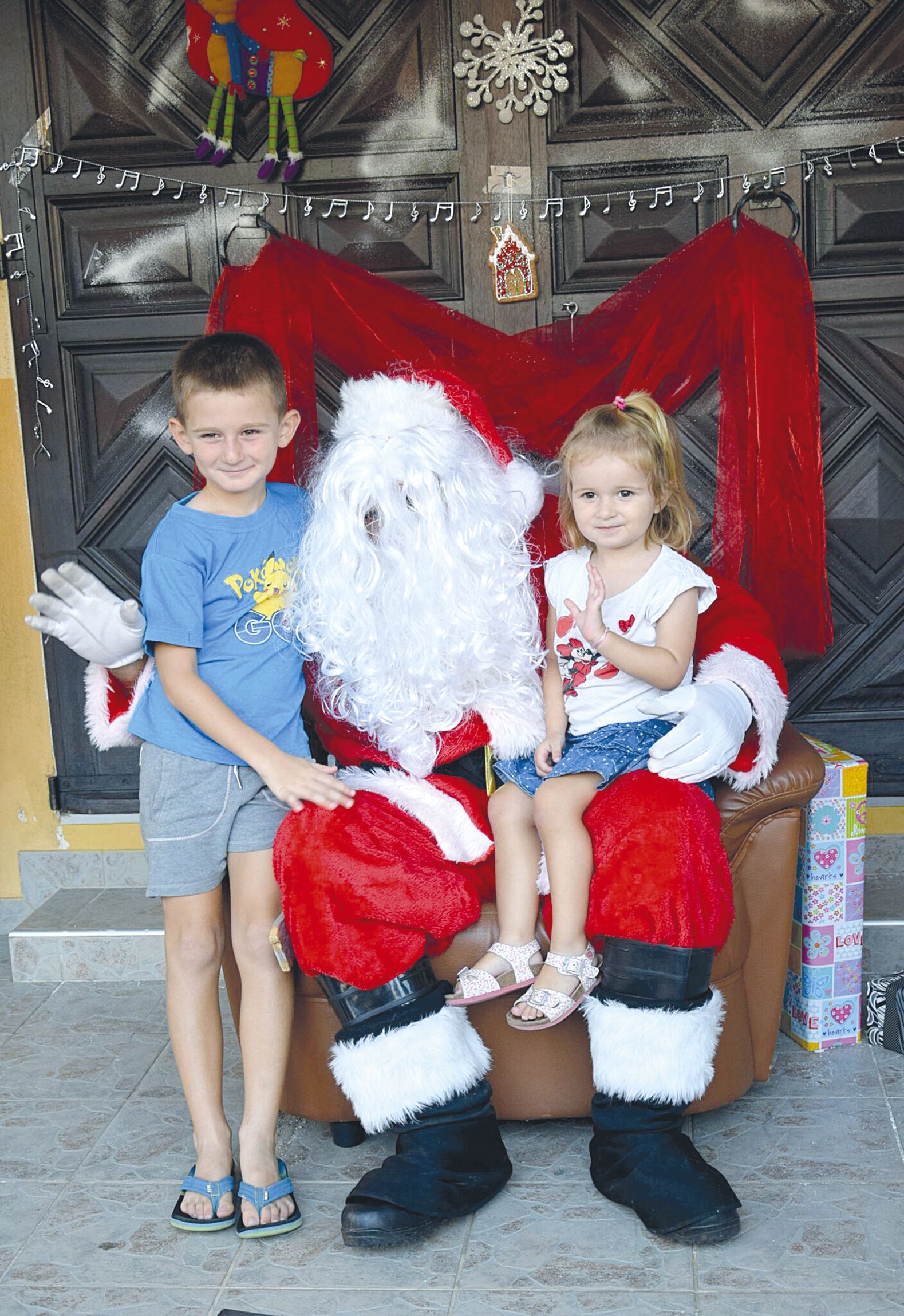 Comme tous les enfants venus ce samedi soir, Ambre (la petite fille sur notre photo) s’est dite « être heureuse de se faire photographier avec le père Noël » et son grand frère Axel.