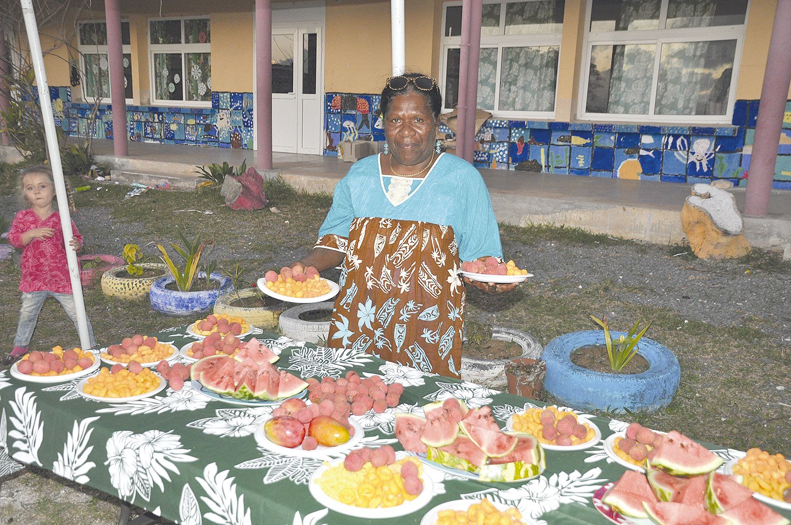 C’est le syndicat d’initiative Nengone qui a eu la charge de préparer une collation pour les résidents de l’île.  Au menu, Céline, sa vice-présidente, est fière de présenter les fruits de saison qui vont régaler les papilles.