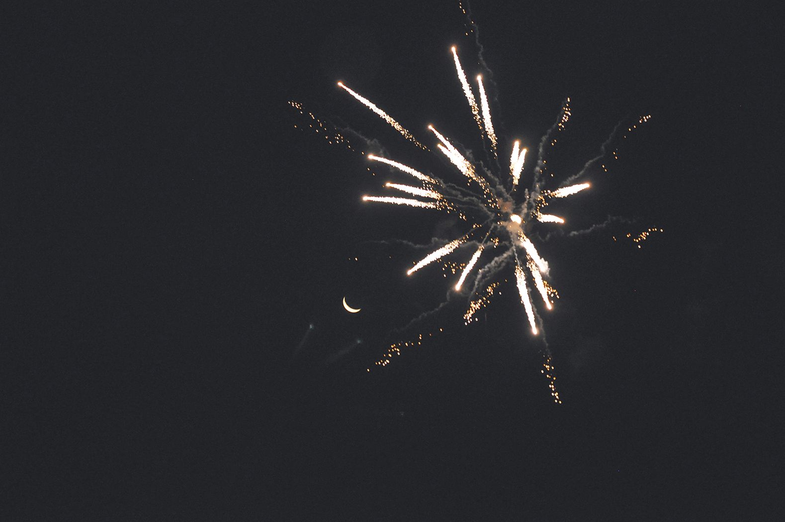 Madame la Lune a également pu profiter du merveilleux spectacle offert par les mille feux de l’artificier.