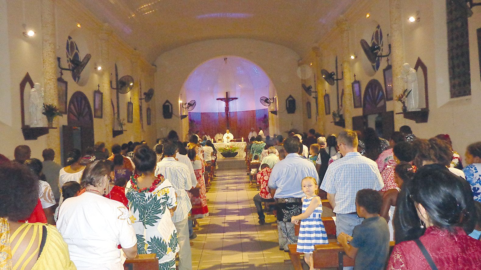 Chants de chorale et guitare ont accompagné la messe  de minuit célébrée par le père Jean-Patrick à La Foa.