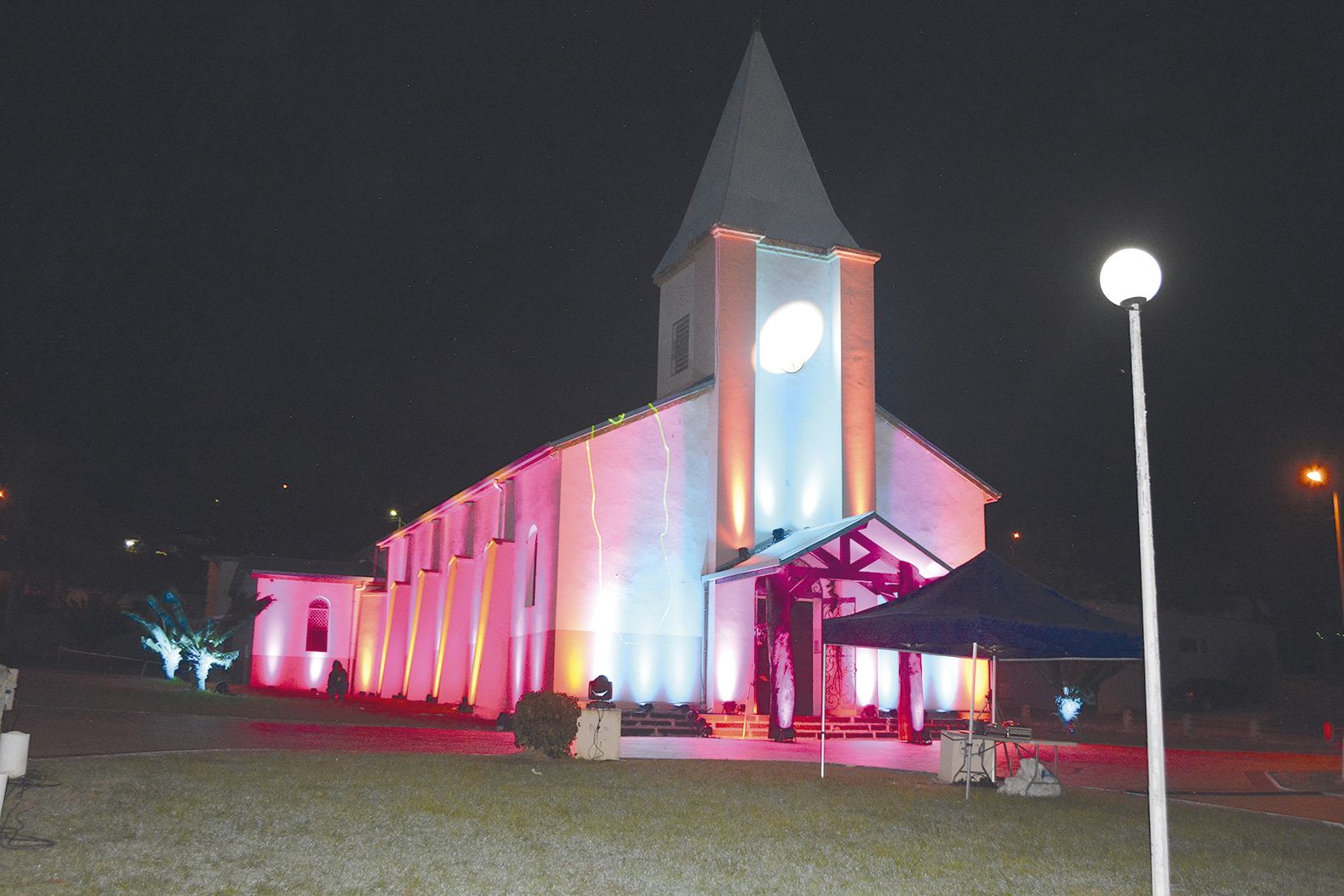 L’église du Sacré-Cœur a elle aussi revêtu ses habits de couleurs et de lumières pour ce réveillon de Noël. Après le feu d’artifice, tous les fidèles s’y sont retrouvés pour participer à la messe qui a été célébrée à 20 heures par le révérend-père Françoi