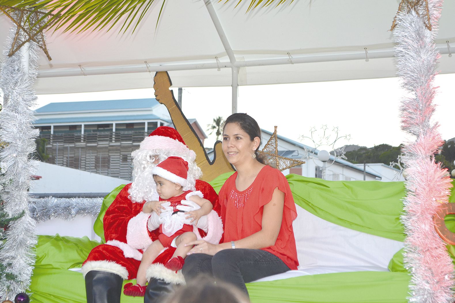 Une fois les clés de la ville en main et avant que n’éclate le feu d’artifice, le père Noël a posé avec ses jeunes fans, qui attendaient ce moment avec impatience.