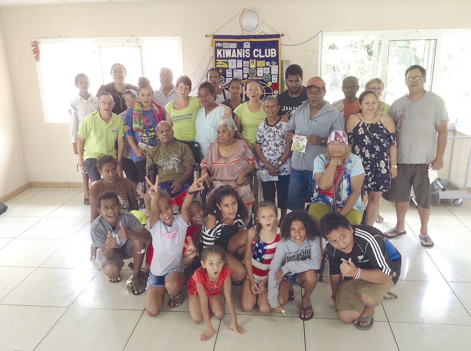 A Koumac, les bénévoles du Kiwanis Ralia étaient accompagnés de la chorale de l’église Sainte de Jeanne-d’Arc  de Koumac, qui a entonné des chants de Noël.