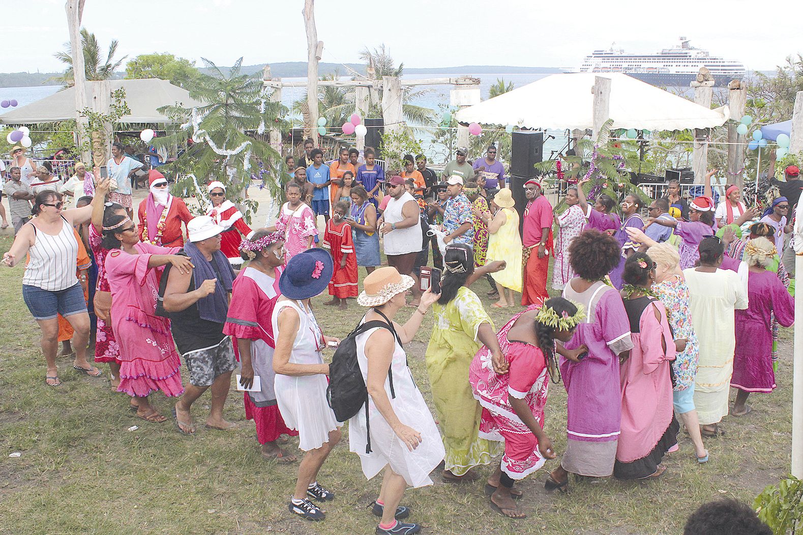 Après la distribution des cadeaux, le père Noël a dansé avec les touristes, les papas et les mamans. Cette journée était l’occasion de regrouper les habitants du district, les prestataires de services et les croisiéristes.