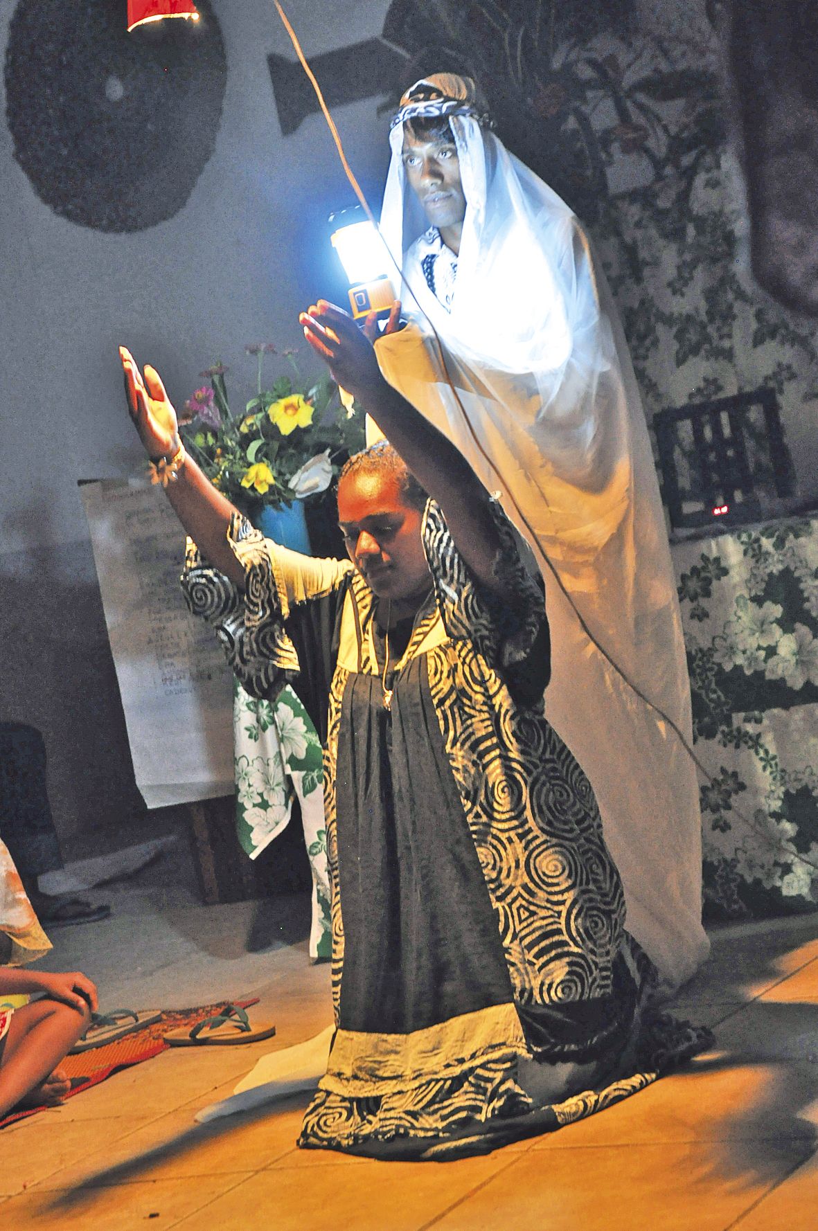 Les jeunes de la tribu ont préparé et animé une veillée  de Noël qui a beaucoup touché les parents. Fervents  chrétiens, ils ont entonné des chants et reproduit l’histoire de l’Eglise avec des saynètes très travaillées.