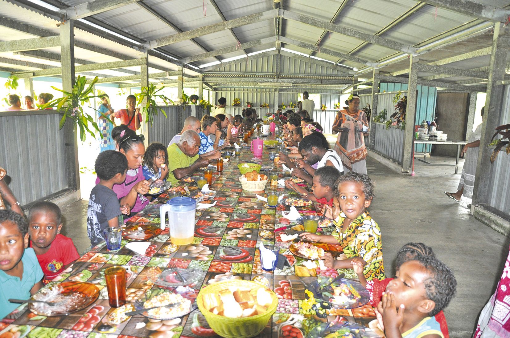 La grande tablée de Noël a réuni les enfants et les invités de la tribu, des touristes toujours chaleureusement accueillis au sein d’une communauté qui se veut ouverte. Le thème choisi pour ce Noël invitait justement chacun à « être une  lumière pour les 