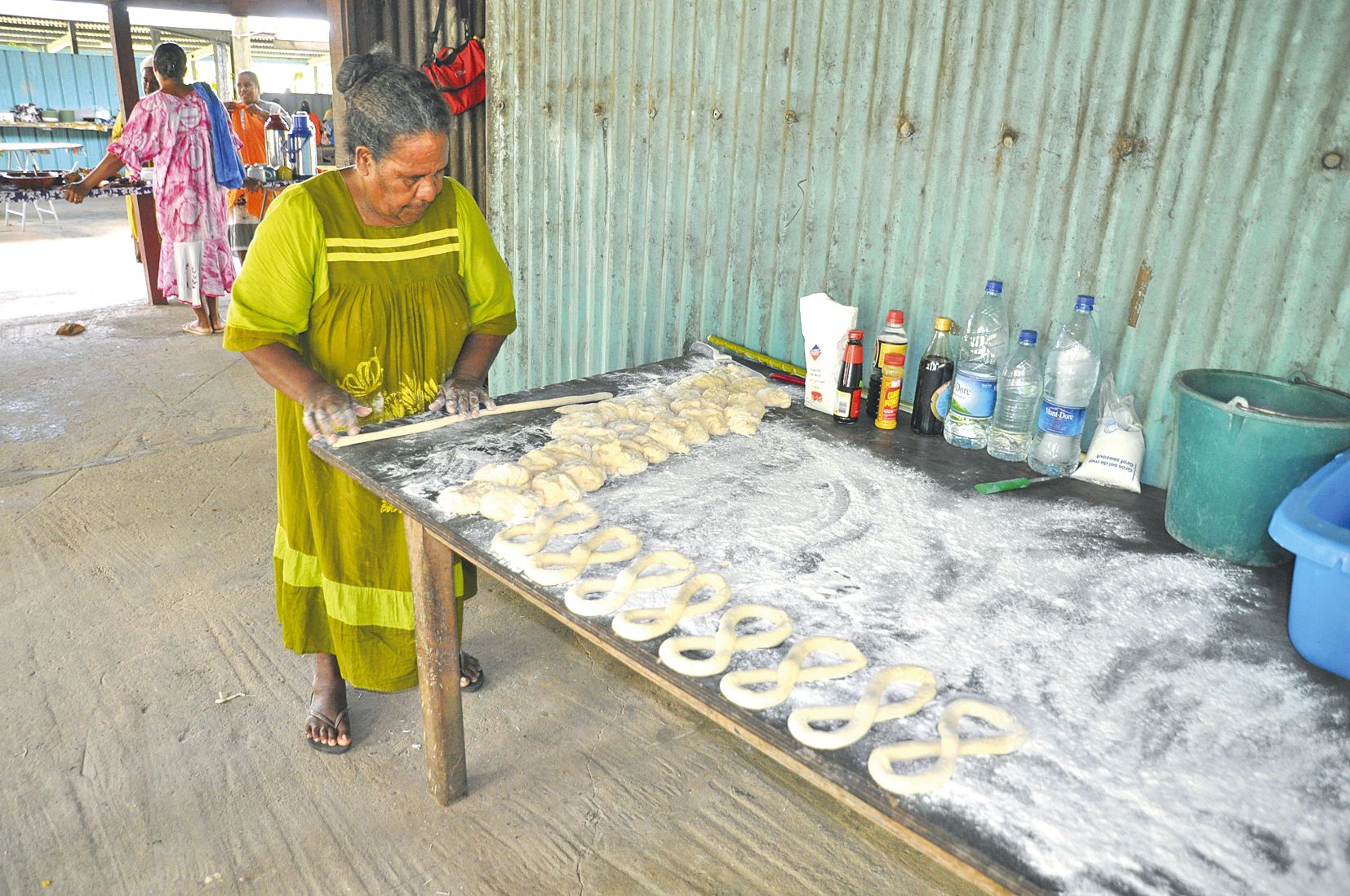 Pour le réveillon, après la veillée religieuse, les enfants se retrouvent à table pour une  collation sucrée. Des douceurs réalisées tout l’après-midi par les parents, comme Pa Jeine qui prépare ici ses fameux gâteaux huit.