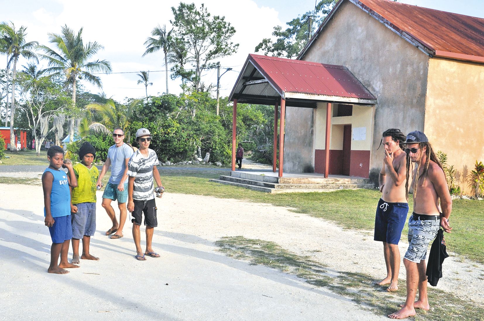 Après le déjeuner de Noël, les parents continuent à s’activer en cuisine pendant que les jeunes se retrouvent autour d’un tournoi de foot, de volley ou de pétanque. Des Marseillais en vacances ont été surpris de trouver à Maré un niveau de jeu, même chez 