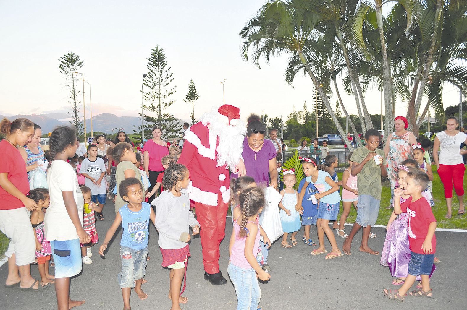 Le vieil homme en rouge et blanc a fait son apparition en début de soirée, comme la veille à Gohapin. Cette fois, il était installé dans la benne d’un pick-up. D’autres gourmandises ont été offertes aux enfants, ravis de cette rencontre.