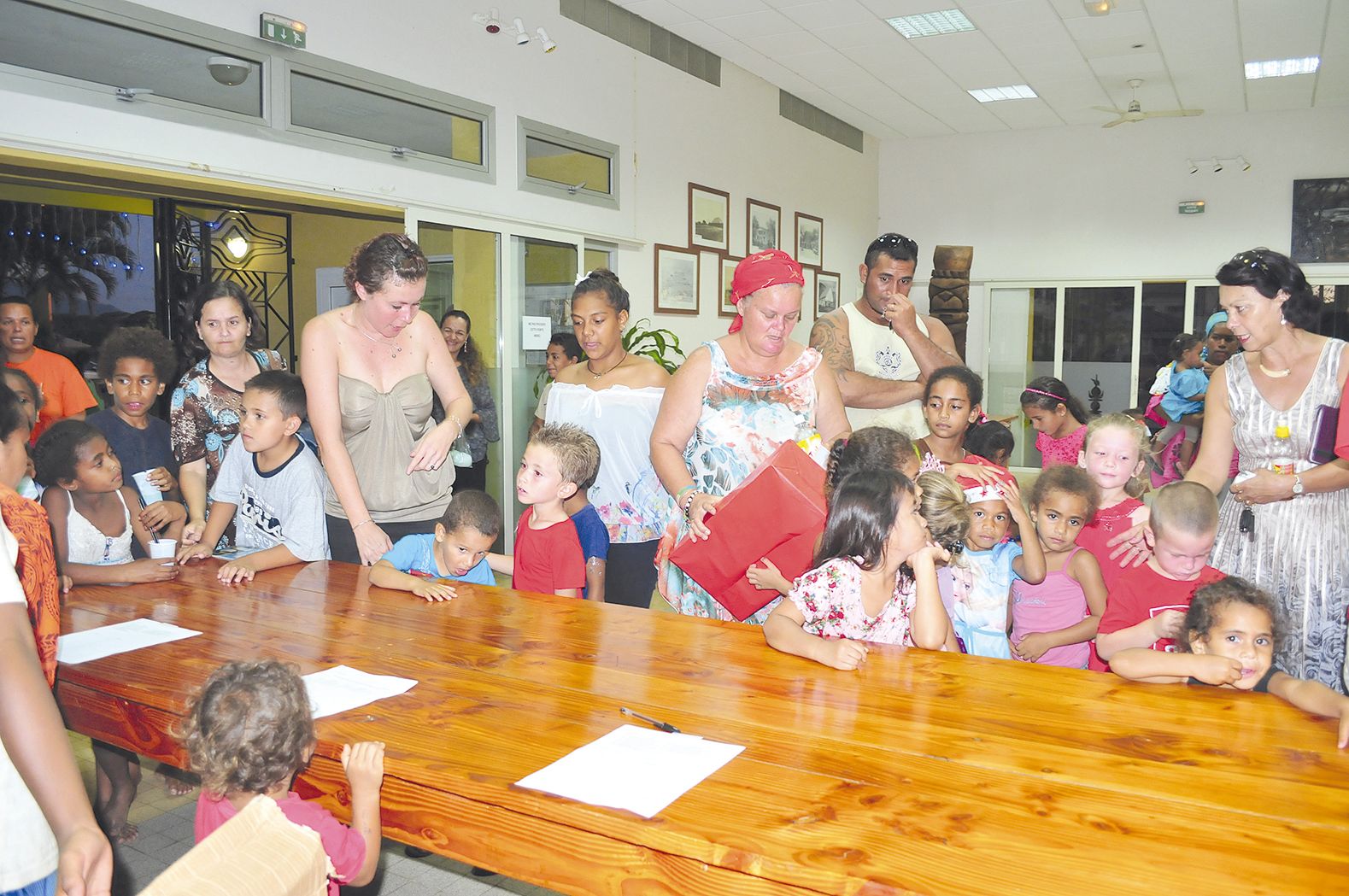 Une centaine de cadeaux ont été distribués aux enfants dans le hall de la mairie : le père Noël et ses lutins n’ont pas chômé !