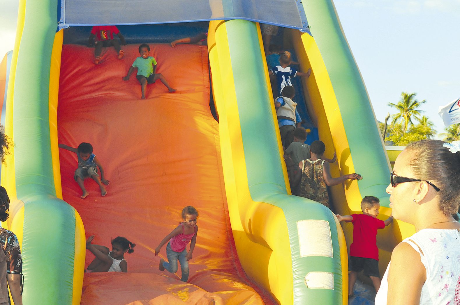 Dimanche, c’est au village que devait se rendre le père Noël. En l’attendant, les enfants se sont amusés sur un toboggan gonflable et ont profité du goûter offert par la commune.