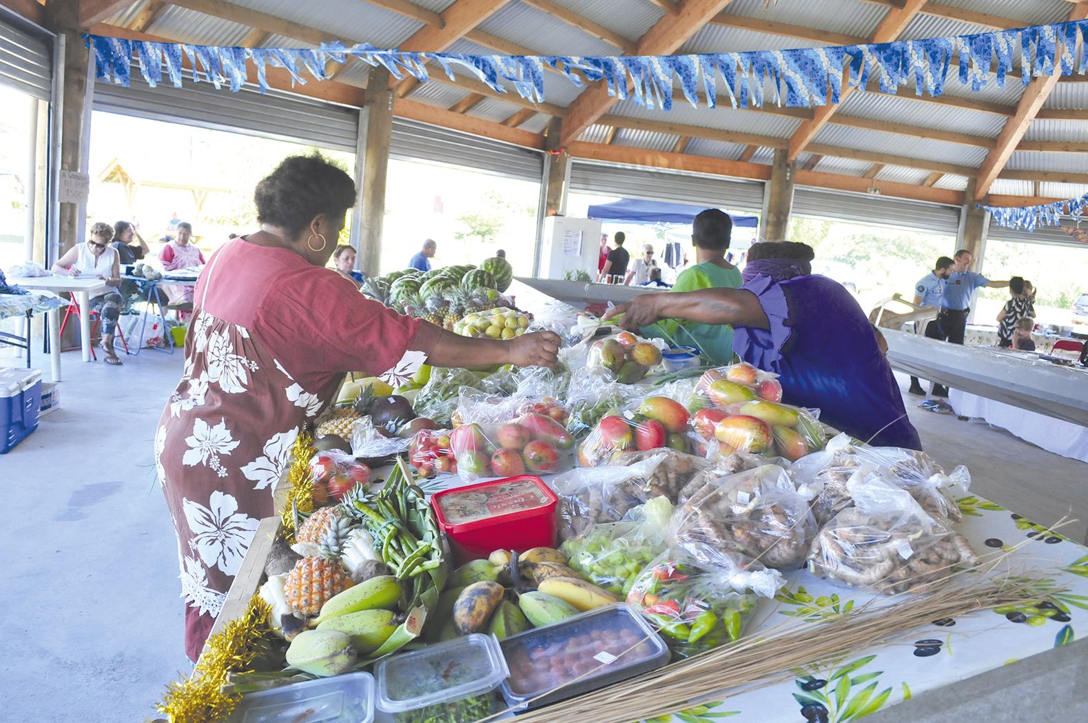 Le même jour au village, les femmes ont proposé des fruits et légumes de saison pour un marché de Noël, où la mangue était reine.