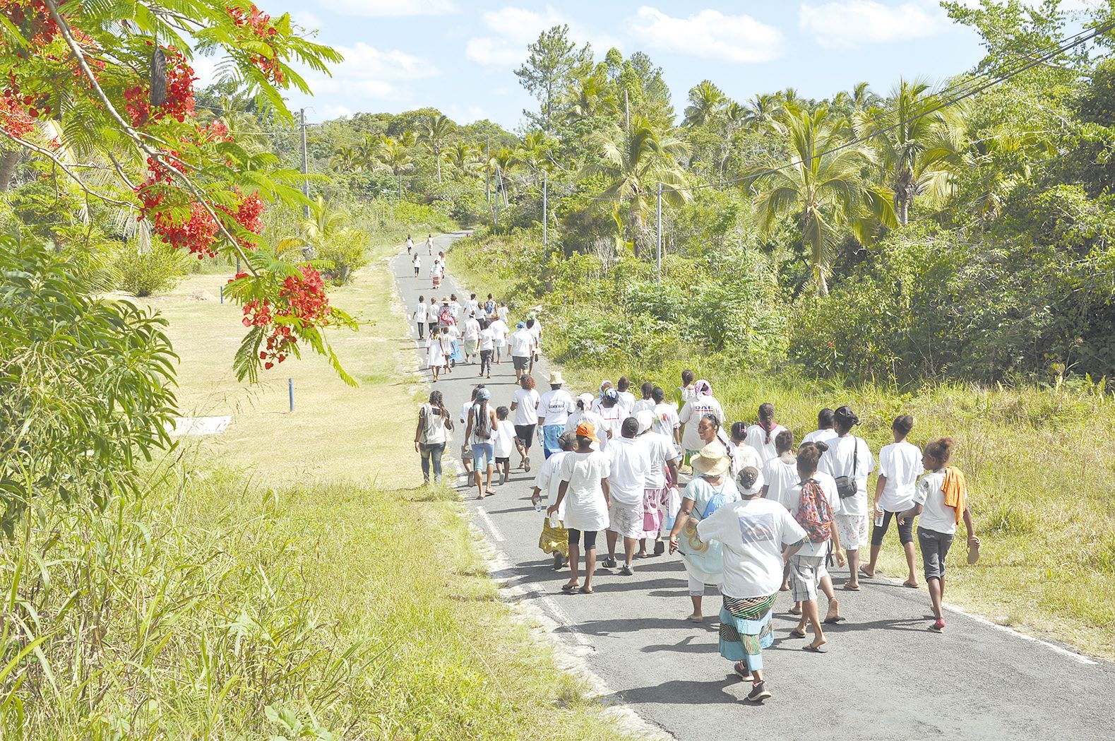 Une marée blanche a pris la route de Rôh. Une marche de 8 km pour la gent féminine  pendant que les hommes prenaient un chemin plus difficile. Une Zumba est venue  clôturer l’après-midi sportif.