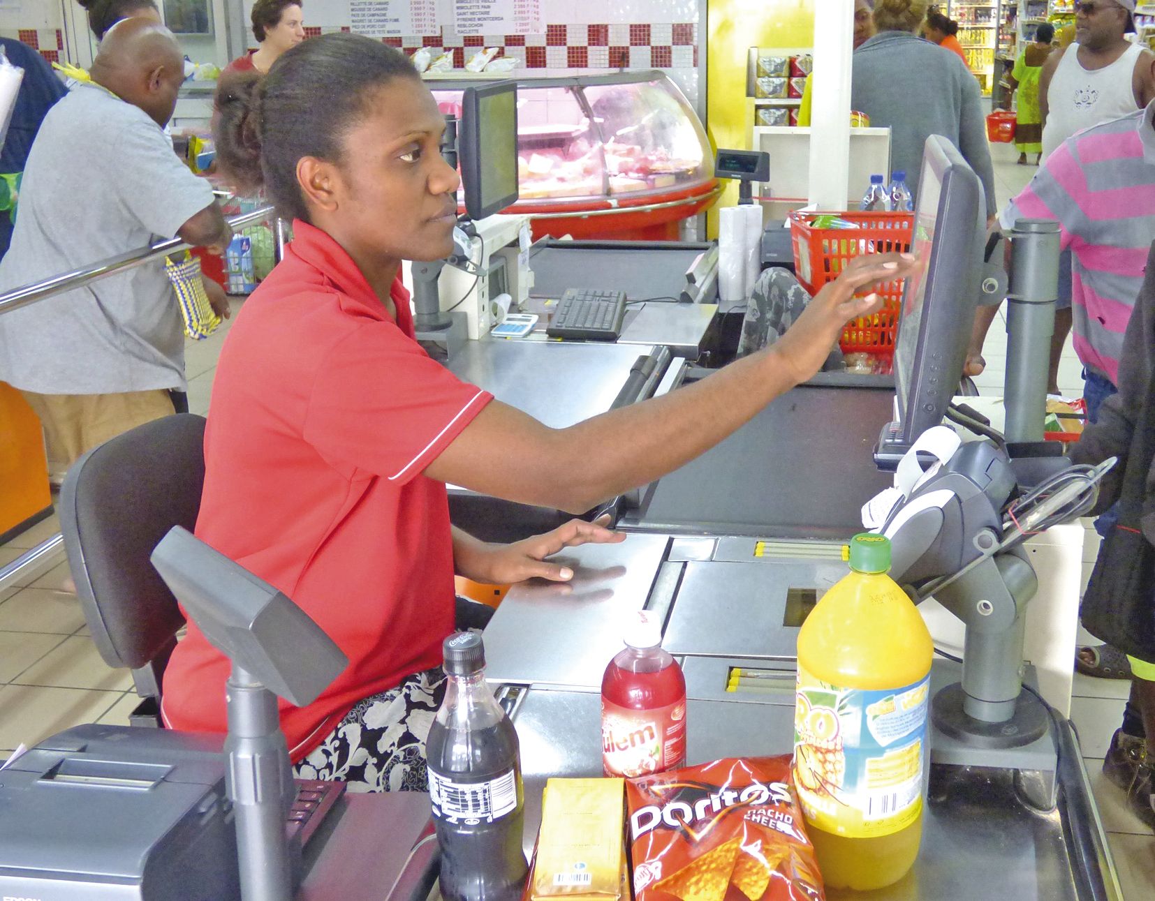 La jeune femme travaille la semaine comme caissière au supermarché Korail.