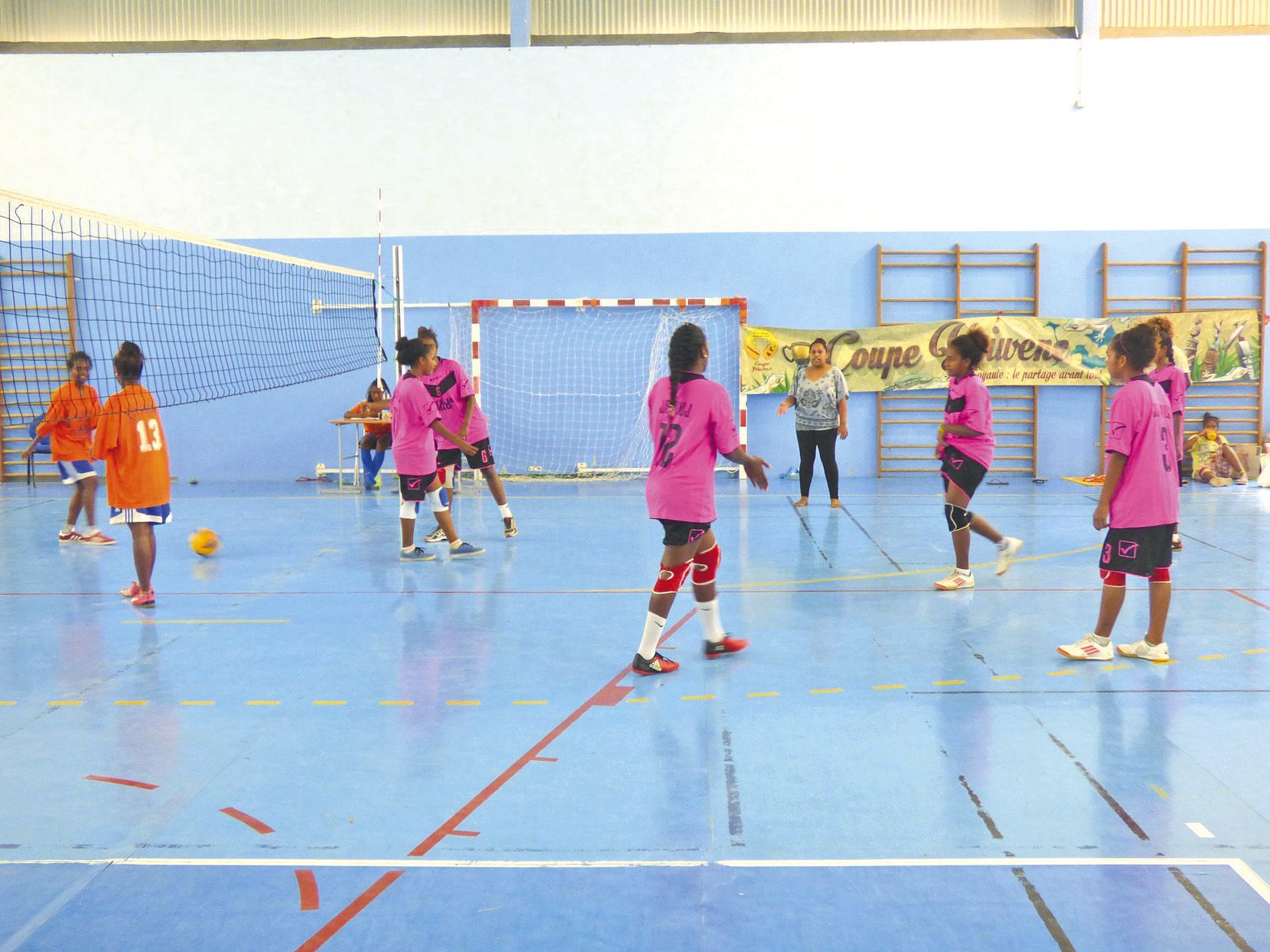 Après les premiers matches jeudi, les équipes féminines 17-19 ans ont joué les demi-finales et la finale hier.