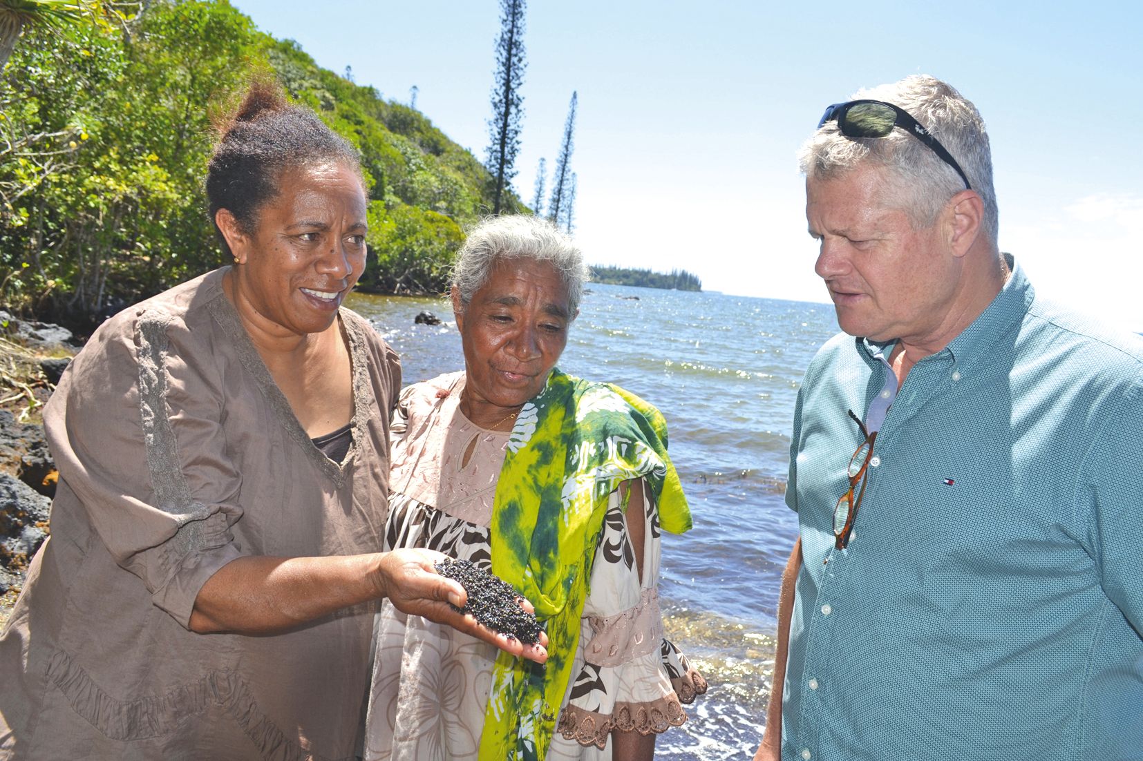 Sur une petite plage, le long du sentier, le sable noir est si fin qu’il ressemble à du caviar.  « Étienne Ouetcho, l’ancien maire de Yaté a baptisé ce site de plage de l’or noir, tant ses grains brillent au soleil », raconte Éliane Atiti, co-grérante du Kanua Tera. 
