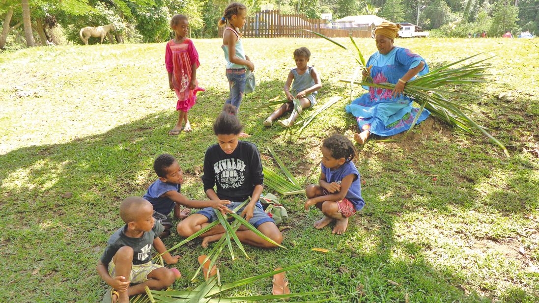 Dans le cadre des activités de tressage, les enfants ont réalisé des plats avec des feuilles de cocotier, qu’ils ont utilisés pour servir le bougna, sous l’œil attentif de Marie-Hélène Mediara, la directrice du centre de vacances.