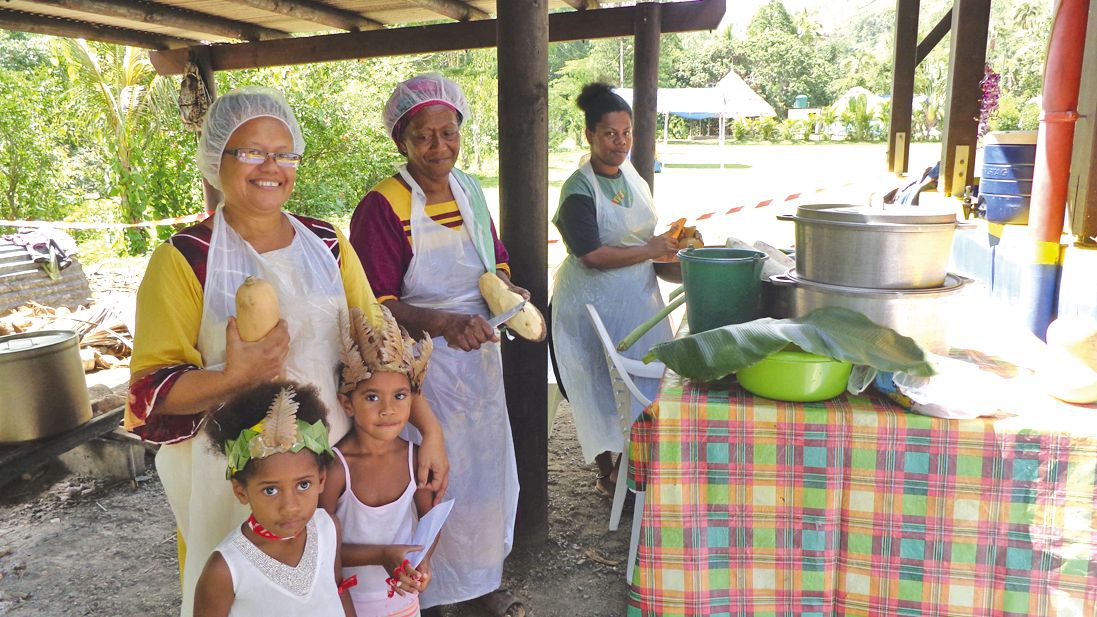 Mercredi, les enfants ont préparé un bougna au poulet pour accueillir la délégation provinciale. Les mamans de la tribu sont venues donner un coup de main pour préparer le repas en  épluchant les légumes ramassés dans les champs par les jeunes vacanciers.