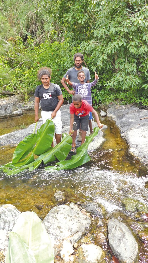 L’accès à la rivière tout près permet les baignades mais également le nettoyage des feuilles de bananier pour la préparation du bougna.